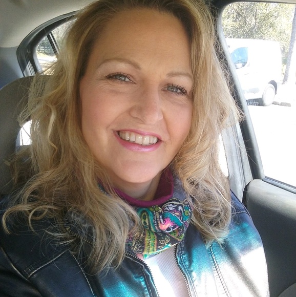 Meet your Posher, Jennifer - Picture 1 of 1